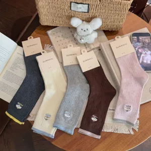 Süße welpenbestickte Damen-Mittelsocken, Retro-Farblock Kammgarn-Baumwollsocken.