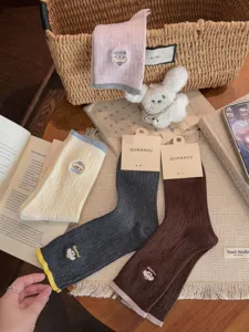 Süße welpen bestickte damensocken, japanischer stil farbblockierte mittelsocken baumwolle.