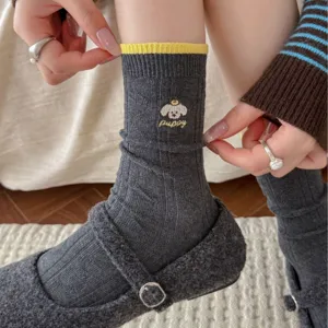 Süße graue Socken mit Hündchen-Bestickung und gelbem Bündchen, süßer japanischer College-Stil