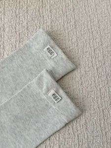 Primo piano dettaglio di calzini a dita lavorati a maglia grigi con etichetta in tessuto.