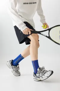 Detail van stijlvolle blauwe sportsokken met golfmotief, perfect gedragen met hardloopschoenen.