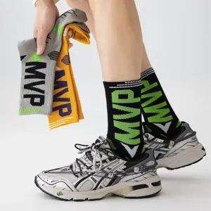 Herren Basketball Socken mit Buchstaben Druck, mittelhoher Schaft, atmungsaktives Design.