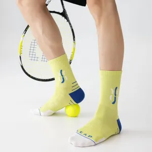 Herren Sport-Crew-Socken in leuchtendem Gelb mit blauen Fersen und weißen Spitzen für Fitness.