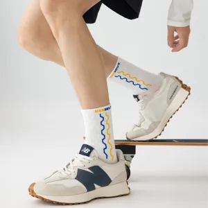 Stijlvolle heren middelhoge sportsokken met trendy golvend patroon, comfortabel en ademend.