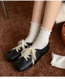 Chaussettes mi-mollet en coton blanc à volants pour femmes, de très chic accessoires.