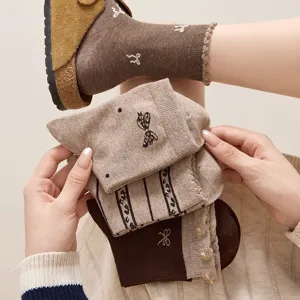 Calzini medi marroni retrò da donna con fiocchi e pois carini, perfetti per l'abbigliamento autunnale.