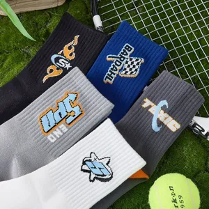 Trendige Herren Sportsocken mittelhoch, atmungsaktives Baumwollmaterial, stylische bestickte Socken.