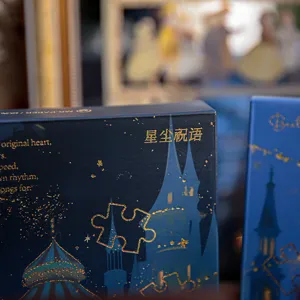 Vue détaillée de la boîte de puzzle Mr. Paper, avec un superbe design de château doré.