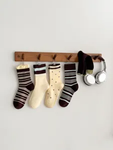 Retro Vintage Baumwollsocken mit schickem Streifen- und Pünktchenmuster für den Alltag.