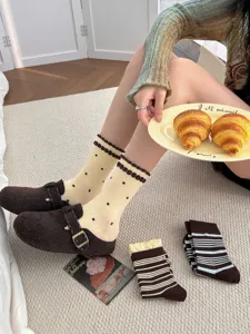 Retro Old-Money Stil Damen Baumwollsocken mit süßen Bündchen und klassischen Polka-Dot-Mustern.