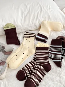 Detailansicht von Retro-Damensocken im Vintage-Stil mit Punkten und Streifenmustern.