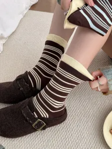 Retro gestreifte Damensocken mit bequemen Rippbündchen und klassischem Design für den Alltag.
