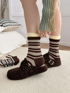 Bequeme Retro-Baumwollsocken mit Streifen und Rollbündchen, ideal für den Alltag.