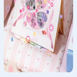 Vista detallada de libreta cuadrada decorativa con caramelos y base de tela para manualidades.