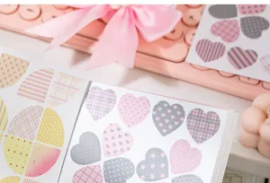 Detalles detallados del lindo cuaderno de pegatinas con corazones y cuadros.