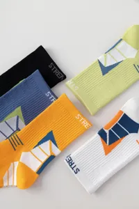 Vista detallada de calcetines deportivos de media caña colorblock para hombre, algodón.