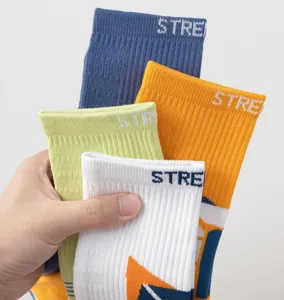 Detalle de calcetines deportivos de tubo medio para hombre, diseño color-block.