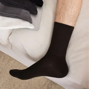 Classic men's cotton mid-tube socks in black, featuring a comfortable ribbed cuff.