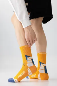 Calcetines deportivos de media caña para hombre con diseño color-block y letras estampadas.