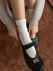 Primo piano di calzini in cotone bianco con etichetta, abbigliamento morbido.