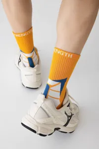Calcetines deportivos de caña media para hombre con diseño geométrico para correr.