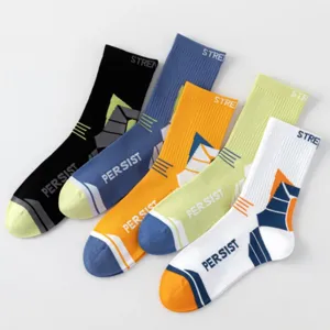 Vista detallada de calcetines deportivos de media caña color-block para hombre con motivos geométricos.