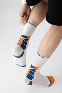 Vista detallada de calcetines deportivos de tubo medio para hombre con diseño azul y naranja y texto.
