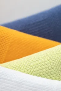 Primer plano de la textura de punto de algodón suave en colores vivos para calcetines.
