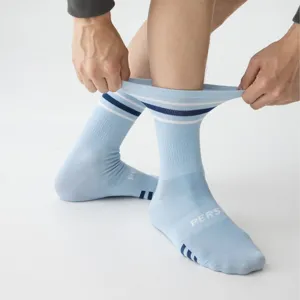 Men's athletic mid-tube sports socks with contrast color stripes, breathable and comfortable cotton.