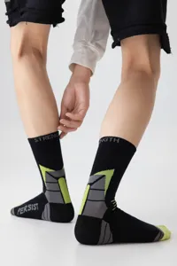 Calcetines deportivos de media caña para hombre con diseño color-block, ideales para correr.