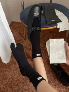 Calzini di cotone a punta divisa in stile coreano con etichetta, calze alla moda trendy.