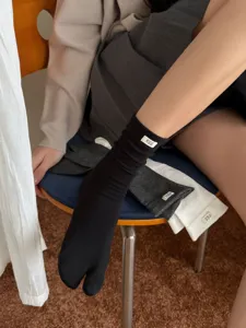 Calzini a dita divise con etichetta in tessuto, eleganti calze in stile giapponese per outfit.