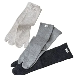 Comode calze tabi in cotone con separazione delle dita in grigio e scuro con etichetta stilosa.
