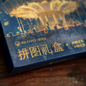 Gros plan détaillé de la magnifique boîte cadeau de puzzle en bois avec marquage à chaud doré.