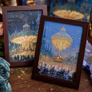 Vue détaillée de l'ornement de puzzle de nuit de 7 pouces avec cadre photo en bois.