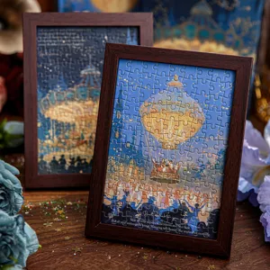 Vue détaillée d'un puzzle de conte de fées de nuit de 7 pouces avec cadre en bois et vœux.