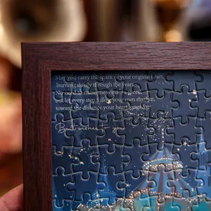 Vue détaillée du puzzle de paysage nocturne de conte de fées avec cadre en bois.