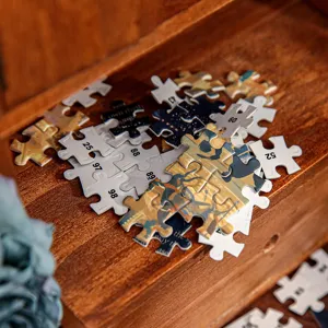 Detail de puzzle de 108 pieces, fond en bois, numeros au dos pour un assemblage facile.
