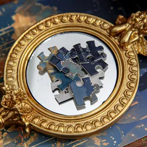 Détail de mini pièces de puzzle avec design de nuit et mise en scène de miroir rétro.