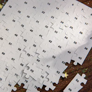 Vue détaillée de pièces de puzzle blanches numérotées disposées sur une table en bois.