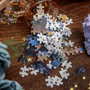 Vue détaillée de 108 pièces de puzzle de nuit éparpillées sur une table en bois.