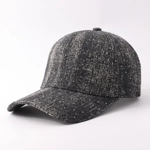 Primer plano de gorra de béisbol de denim oscuro con diamantes brillantes y visera.