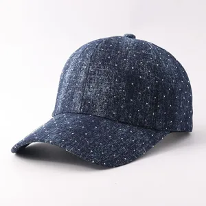 Detalle en primer plano de la gorra de béisbol de mezclilla con brillantes pedrerías finas.