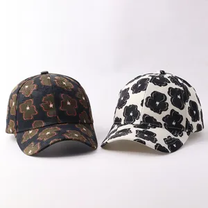 Detailansicht modischer Baseballcaps mit Blumenmuster in dunklen und hellen Stilen, schick.