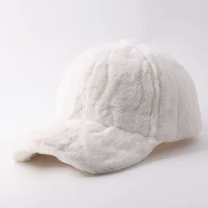Vista dettagliata di un berretto da baseball in morbido peluche bianco, caldo e confortevole.