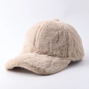 Cappello da baseball in morbido peluche invernale beige, berretto caldo e spesso in pile.