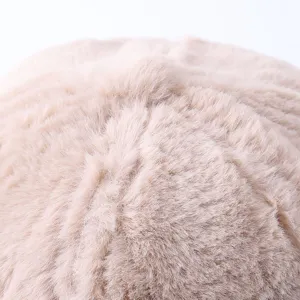 Primo piano della texture del dettaglio del cappello di pelliccia morbida invernale