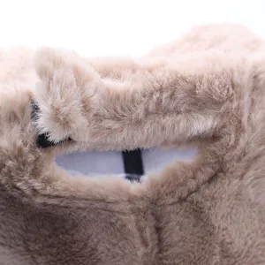 Dettaglio berretto peluche caldo invernale, cappello antivento in morbida pelliccia sintetica.