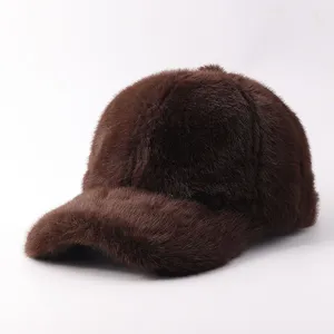 Berretto da baseball marrone in peluche invernale, caldo antivento vista dettagliata