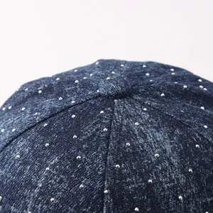 Detalle de cerca de gorra de béisbol de mezclilla con diamantes de imitación brillantes.